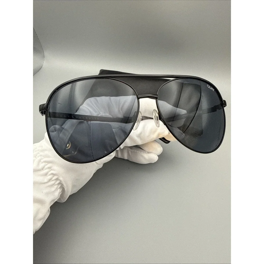 QUAY Australia Vivienne AuthenticOversized Aviator Sunglasses Black Smoke & Case